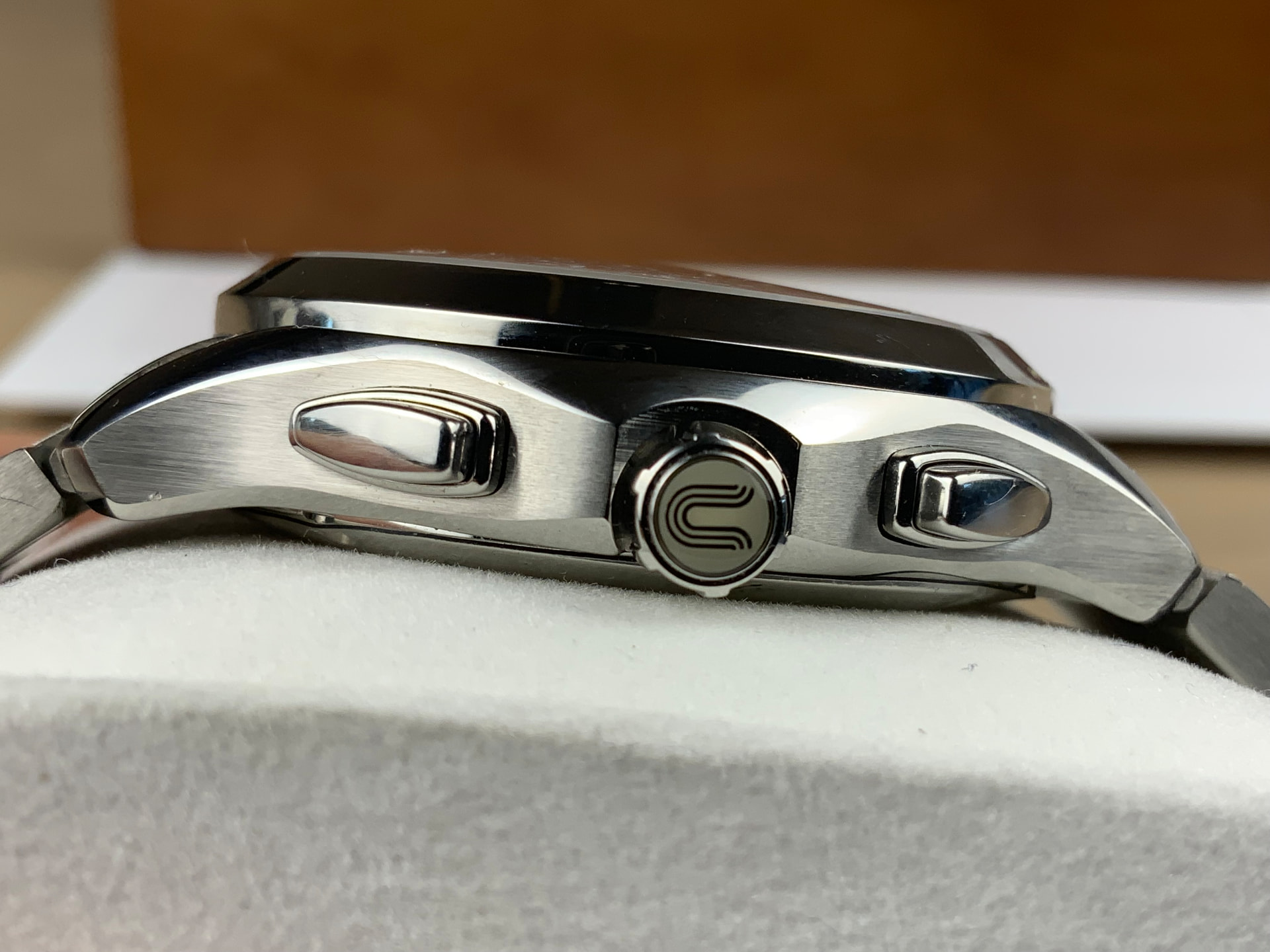 Chronograph pushers and signed crown