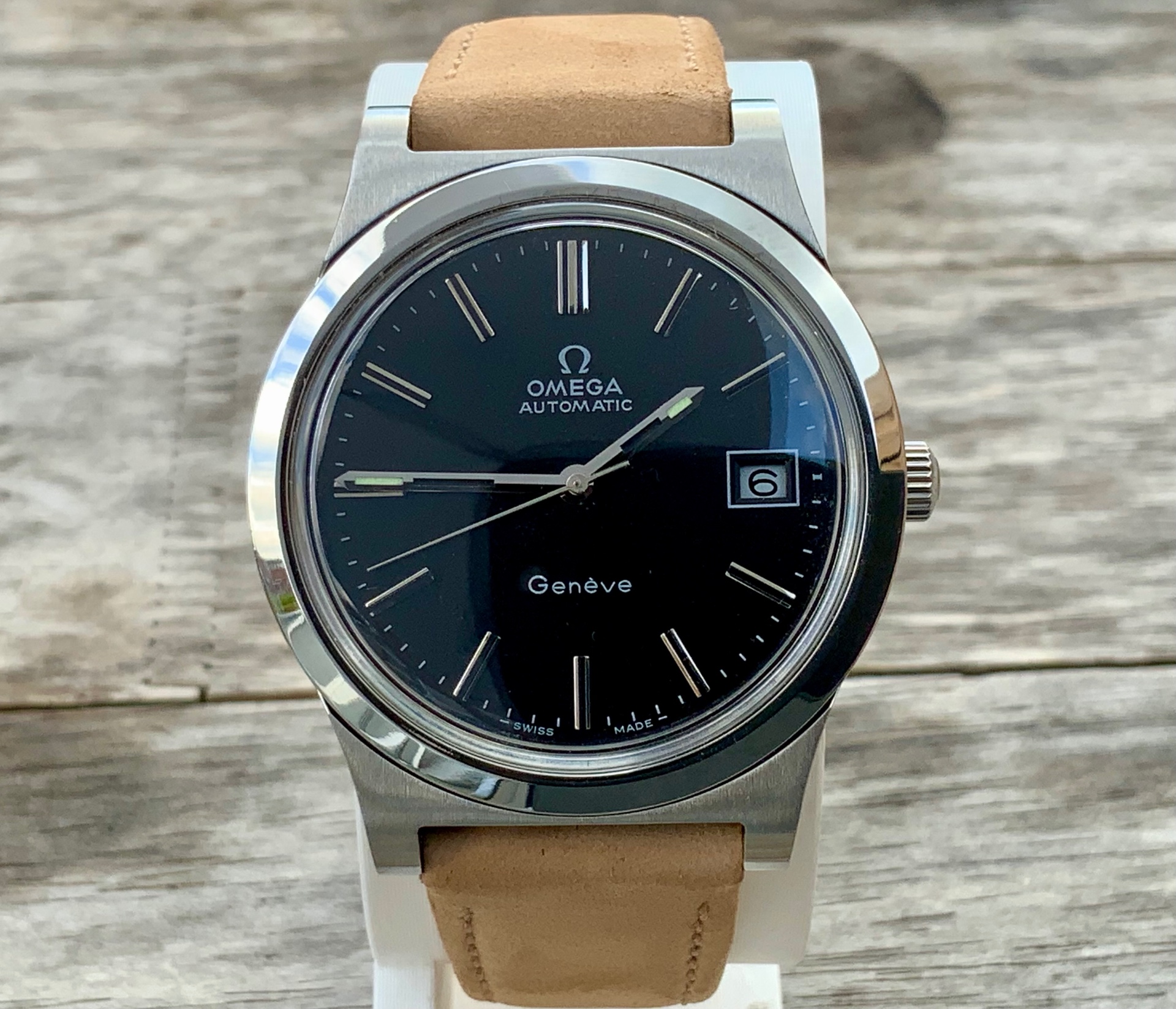 Omega Genève Automatic, black textured dial, frontal view