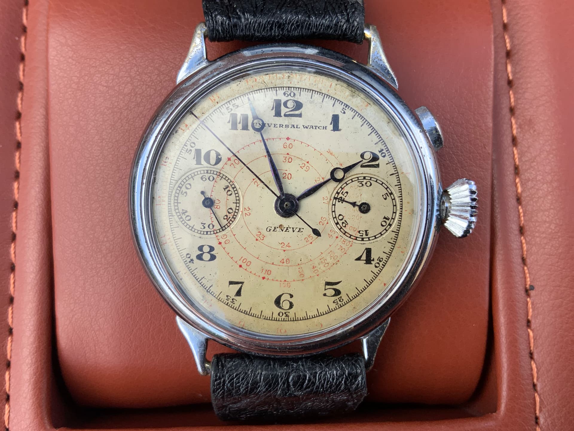 Universal Genève Monopusher Chronograph, frontal view of the cream snail-scale dial with blued hands