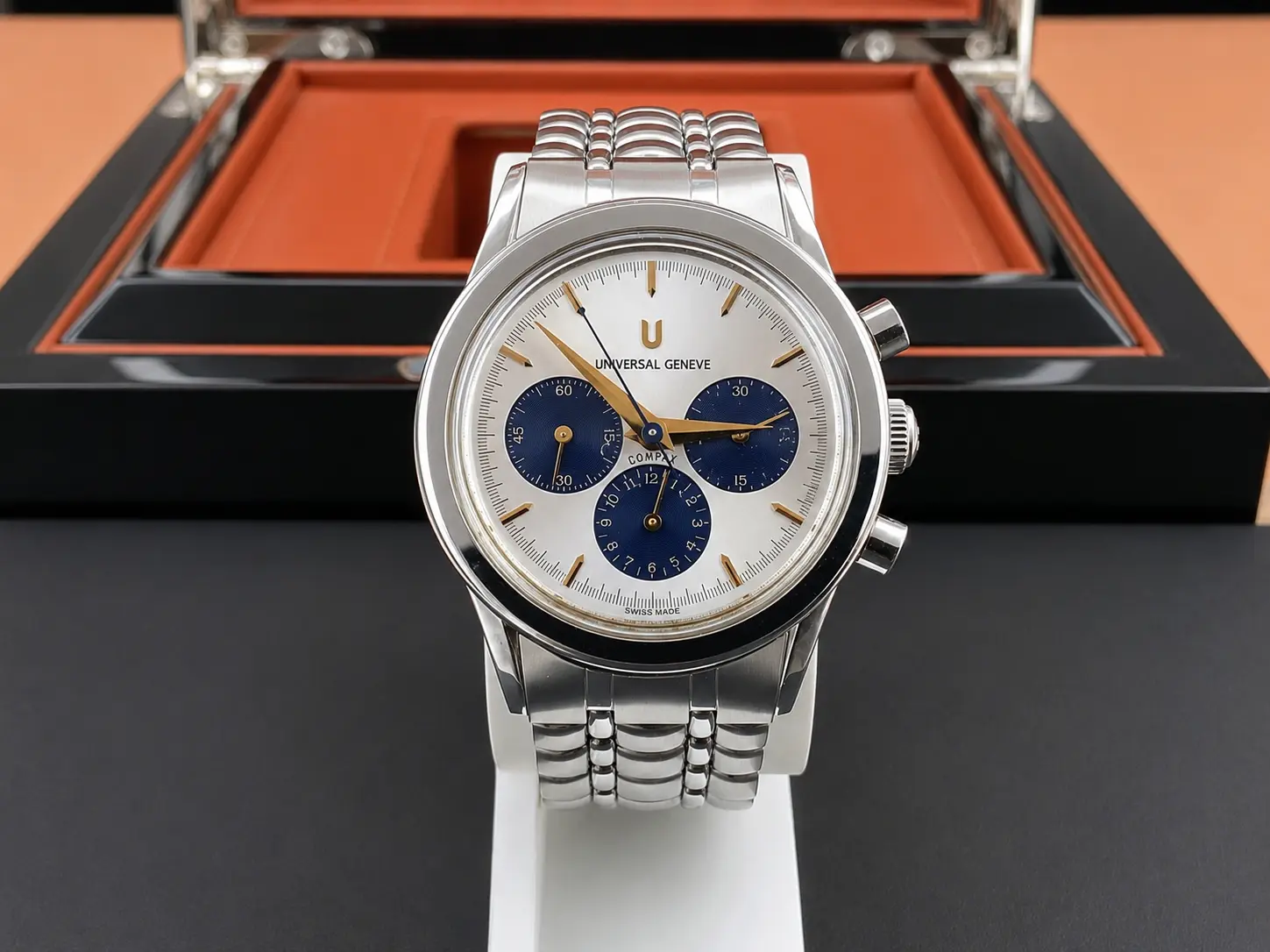 Universal Genève Compax ref. 884.480 in its presentation box, frontal view